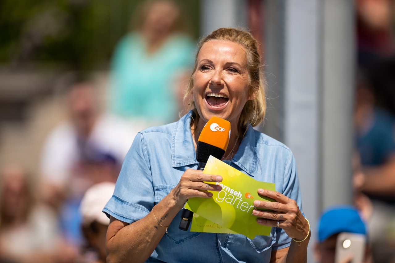 „Fernsehgarten“-Moderatorin Kiwi amüsiert sich köstlich über den Po-Blitzer in der ZDF-Show.