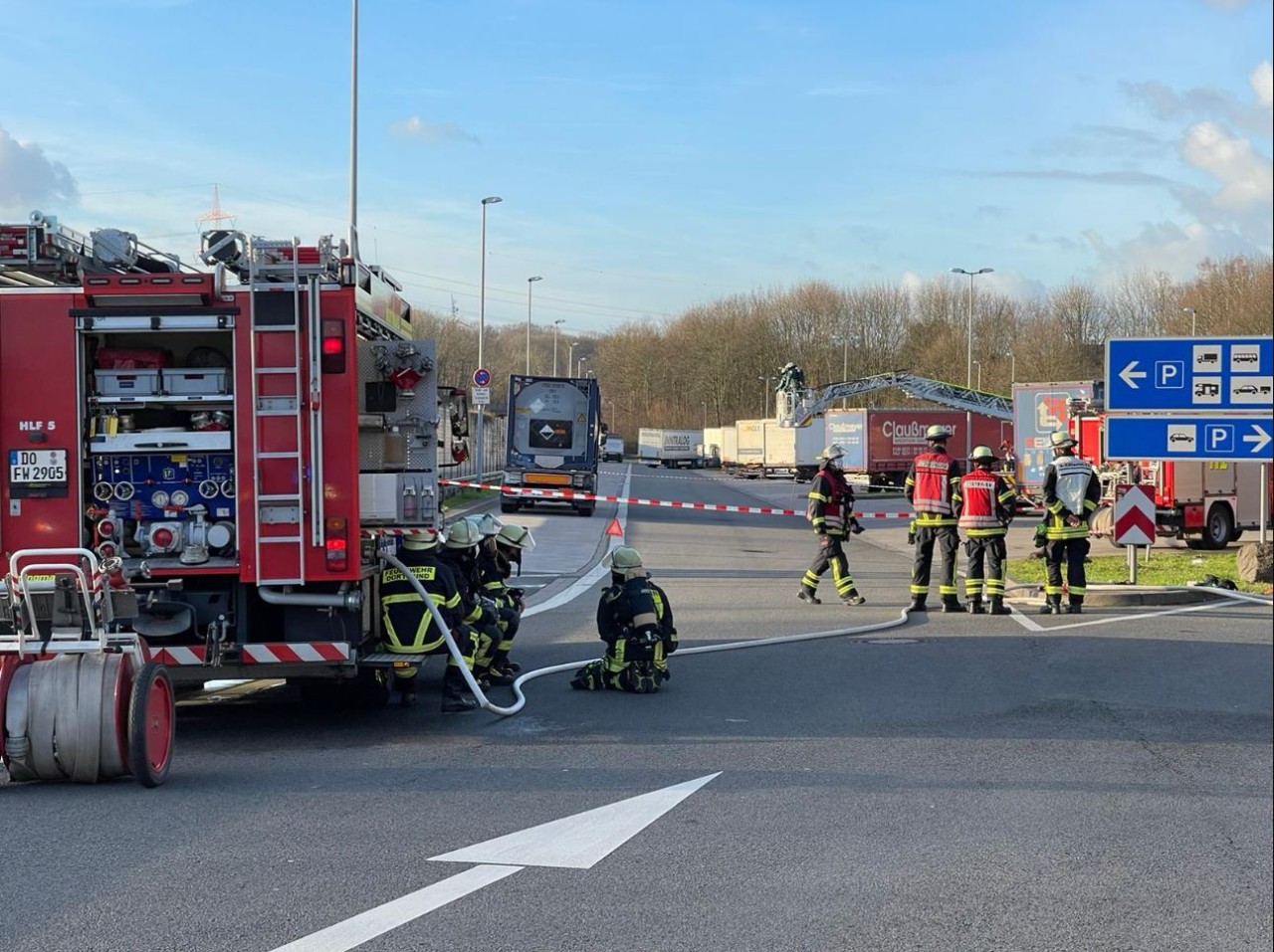 Die Feuerwehr wagte sich nur mit äußerster Vorsicht an den Lkw heran und setzte einen Drehleiterwagen ein. 