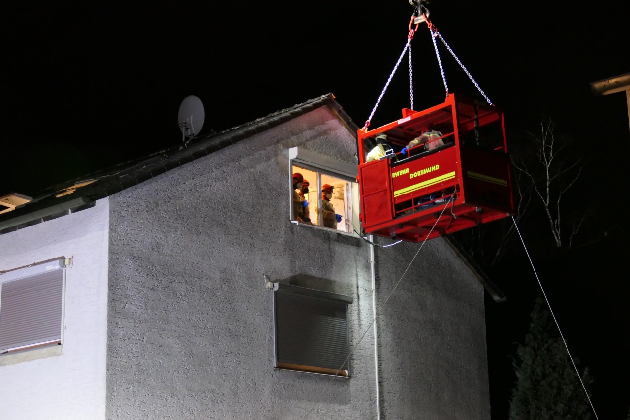 Die Feuerwehr Dortmund half der Patientin mithilfe eines Krans aus ihrer Wohnung. 