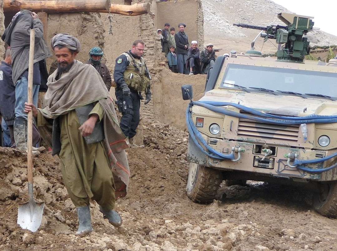 Ein unfreiwilliger Halt: Afghanen helfen die aufgeweichte Straße zu stabilisieren, damit die neun Tonnen schweren Fahrzeuge nicht abrutschen. Foto: Gregor Boldt