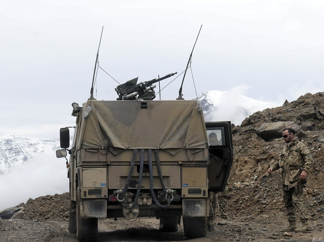 Die Bundeswehr stellt den Geleitschutz für die Polizisten bei den Fahrten ins Hinterland. Foto: Gregor Boldt 