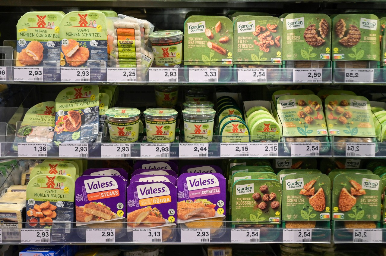 Immer mehr Menschen bei Rewe, Edeka und Co. greifen auch nach vegetarischen und veganen Produkten. (Archivbild)