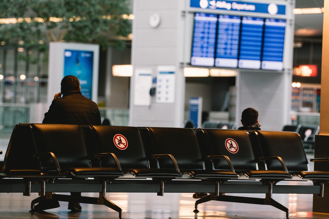 Flughafen Düsseldorf: Wer in der Zeit der Ausgangssperre verreist, der wird mit deutlichen Einschränkungen zu kämpfen haben. (Symbolbild)