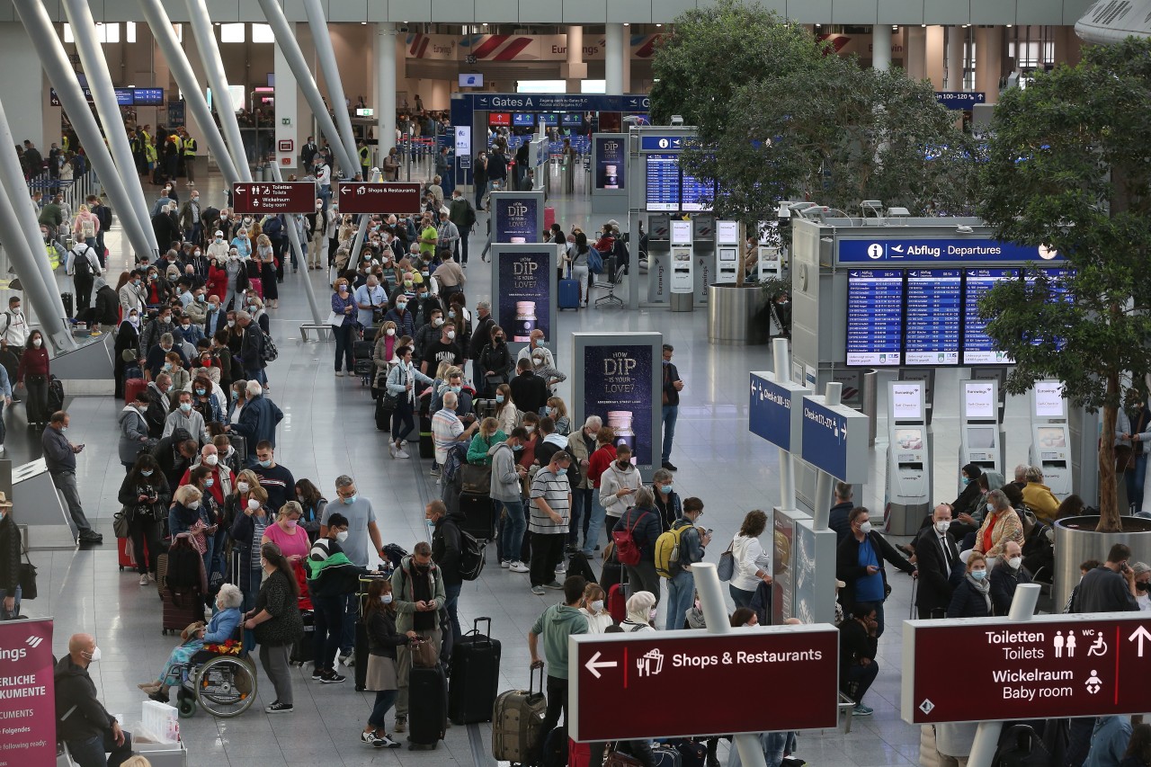 Flughafen Düsseldorf: Reisende fürchten lange Schlangen wie hier beim Eurowings-Streik Anfang Oktober.