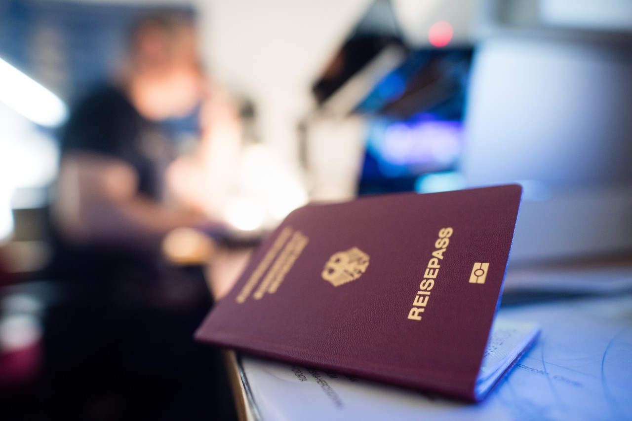 Am Flughafen Düsseldorf hat die Bundespolizei einen gesuchten Mann geschnappt. (Symbolbild)