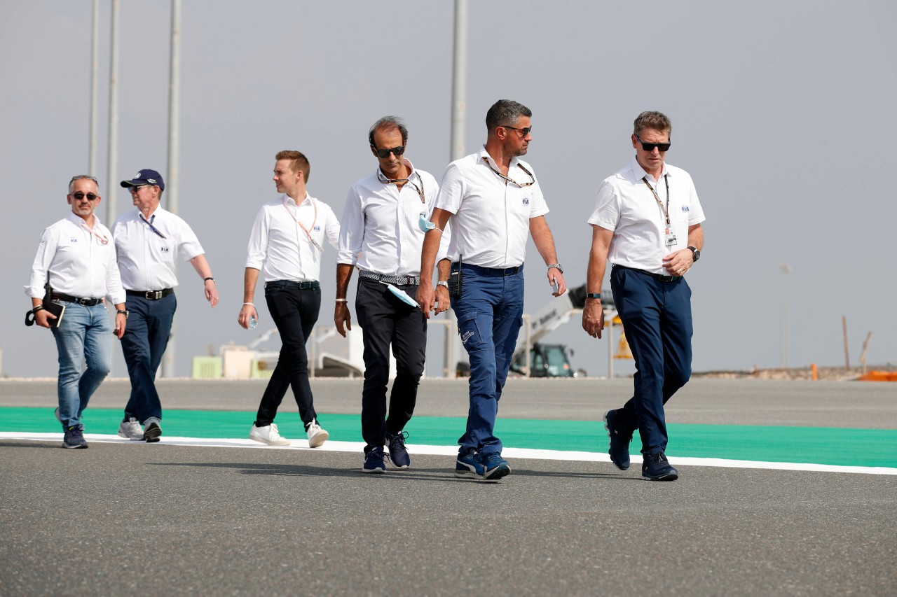 FIA Rennleiter Michael Masi bei der Streckenbesichtigung in Katar.