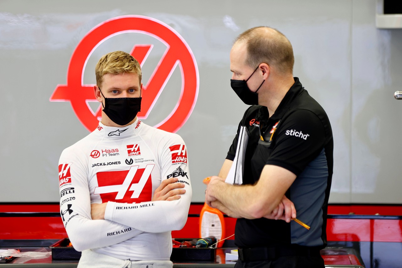 Formel 1: Nach seiner ersten Saison wird Mick Schumacher von seinem Renningenieur Gary Gannon (r.) gelobt.