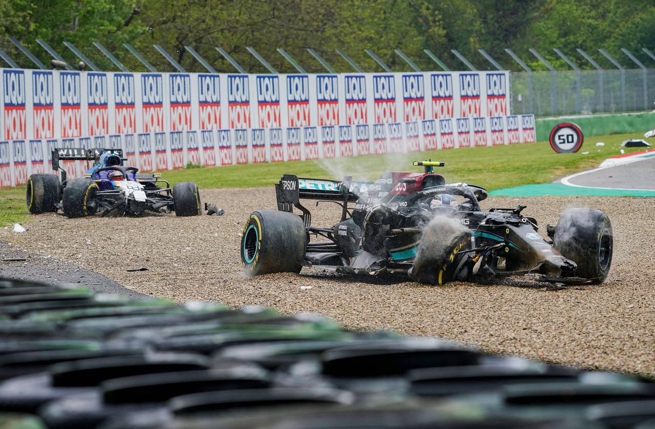 Heftiger Crash in der Formel 1 zwischen Bottas und Russel.