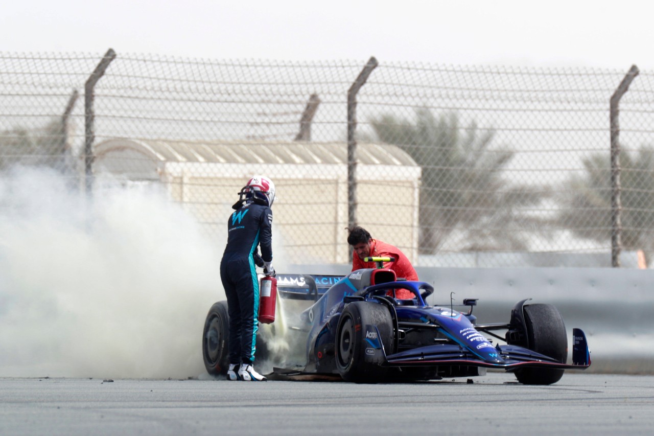 In der Formel 1 brennt plötzlich das Auto von Williams-Pilot Nicholas Latifi.