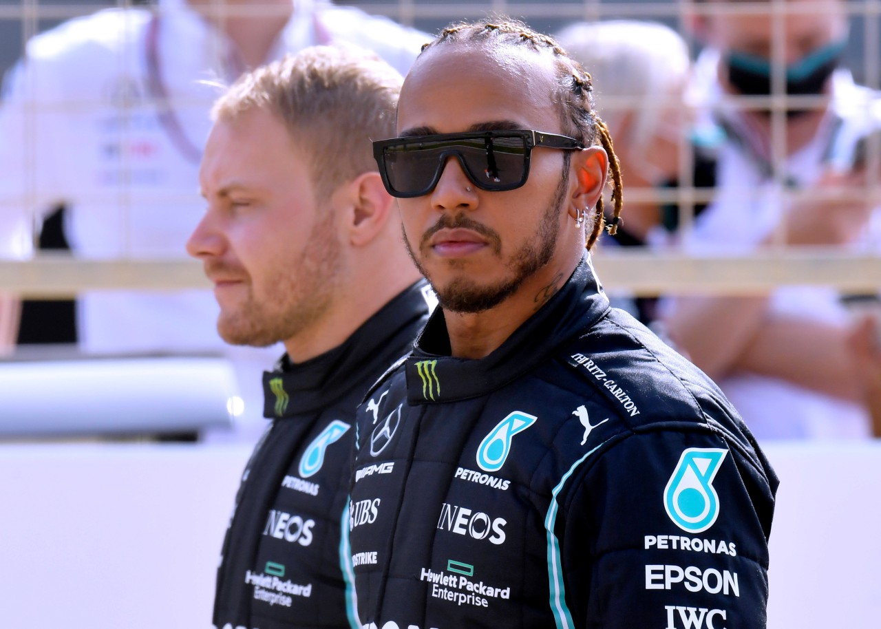 Formel 1: Lewis Hamilton verabschiedet sich von Teamkollen Valtteri Bottas.