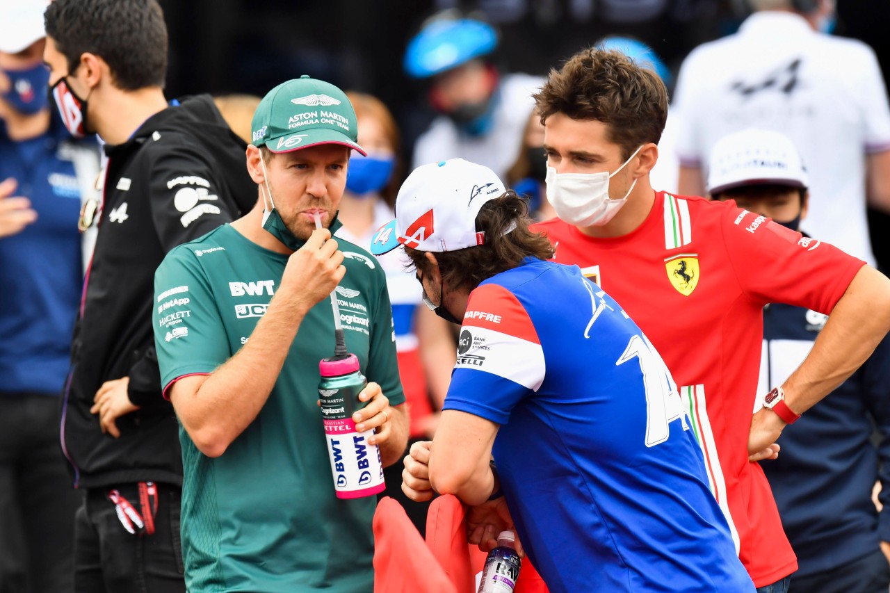 Formel 1: Sebastian Vettel (l.) hat derzeit besonders gute Laune. Charles Leclerc (r.) eher weniger.