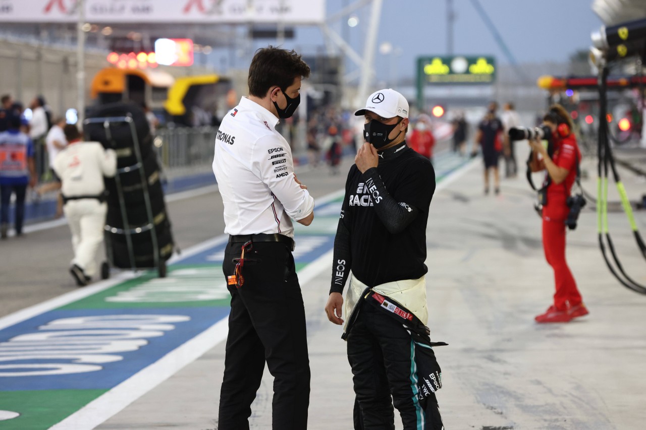 Formel 1: Wie entscheidet sich das Team um Toto Wolff (l.) im Fall Valteri Bottas (r.)?