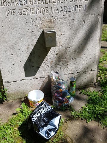 Achtlos abgestellter Müll an einer Gedenkstätte in Essen-Haarzopf.