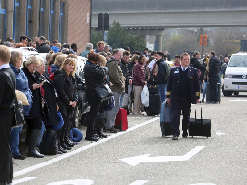 ... das Flughafengelände verlassen. Der Flughafen wurde nach der Räumung geschlossen. Viele Reisende ...