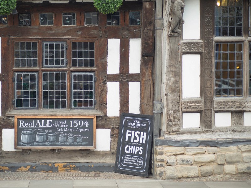 Stratford zieht als Geburts- und Todesort des verehrten Dichters Tausende Touristen an. Dieses Restaurant verkauft angeblich schon seit Shakespeares Geburtsjahr Bier – und heute auch „Fish and Chips“. 