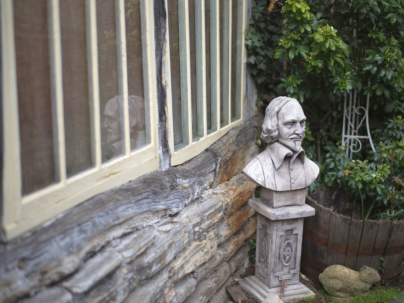 In der Nähe von Shakespeares Geburtshaus steht diese Büste, die den Schriftsteller zeigt: Überall in der rund 23.000 Einwohner großen Stadt Stratford-upon-Avon entdeckt der Besucher Hinweise auf das literarische Genie.