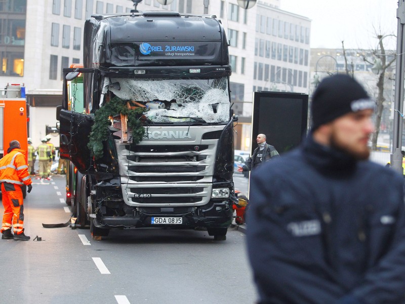 Die Straße am Tatort blieb am Dienstagvormittag gesperrt. Einsatzkräfte der Polizei sicherten das Gebiet um die Gedächtniskirche.