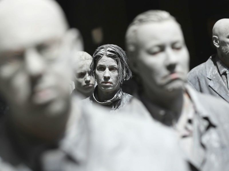 Nach Angaben des Kollektivs „1000 Gestalten“ wollten sie mit ihrer Performance ein Zeichen für „mehr Solidarität und politische Partizipation in der Welt“ setzen. Am Ende der Aktion wuschen sich die Künstler die graue Farbe ab, tanzten und umarmten sich.