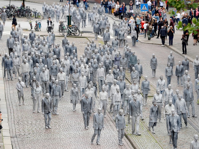 Aufsehen erregt haben am Mittwochabend zahlreiche graue Gestalten. Wie Zombies liefen sie wie in Trance durch die Innenstadt.