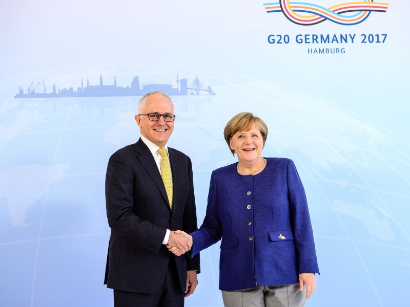 Auch der australische Premierminister Malcolm Turnbull gehört zur Teilnehmerrunde. Angela Merkel wird weiterhin Wladimir Putin, Emmanuel Macron und die britische Premierministerin Theresa May in Hamburg begrüßen. Die Politiker werden am späteren Donnerstagabend oder im Verlauf des ersten Gipfeltags am Freitag in Hamburg erwartet. 