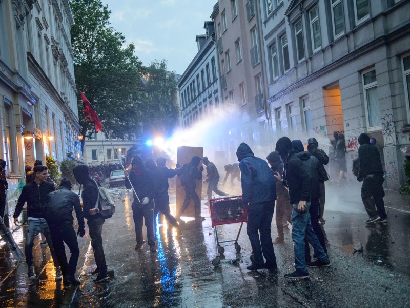 Die Polizei ging mit Wasserwerfern und Pfefferspray gegen die Randalierer vor. Die Bilanz am Morgen: 197 verletzte Polizisten, zahlreiche Festnahmen, mehrere Haftbefehle. Wie viele Demonstranten verletzt wurden, ist unklar.
