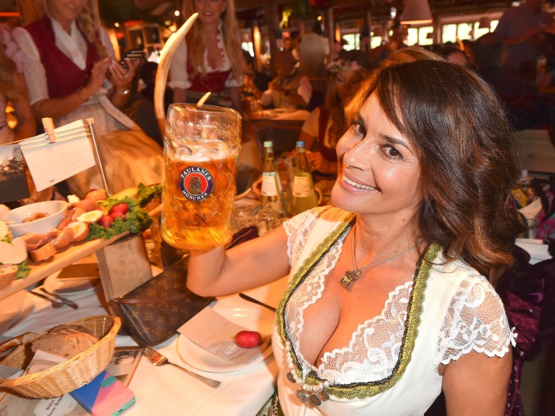 Sie war das „Playmate des Jahrhunderts“: Gitta Saxx im Käfer-Zelt.