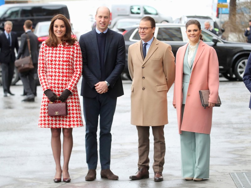 Zwei junge royale Paar treffen aufeinander: Der britische Prinz William und Herzogin Kate sind zwei Tage in Schweden zu Besuch. Begleitet werden sie von Prinzessin Victoria (r.) und Prinz Daniel (2.v.r).