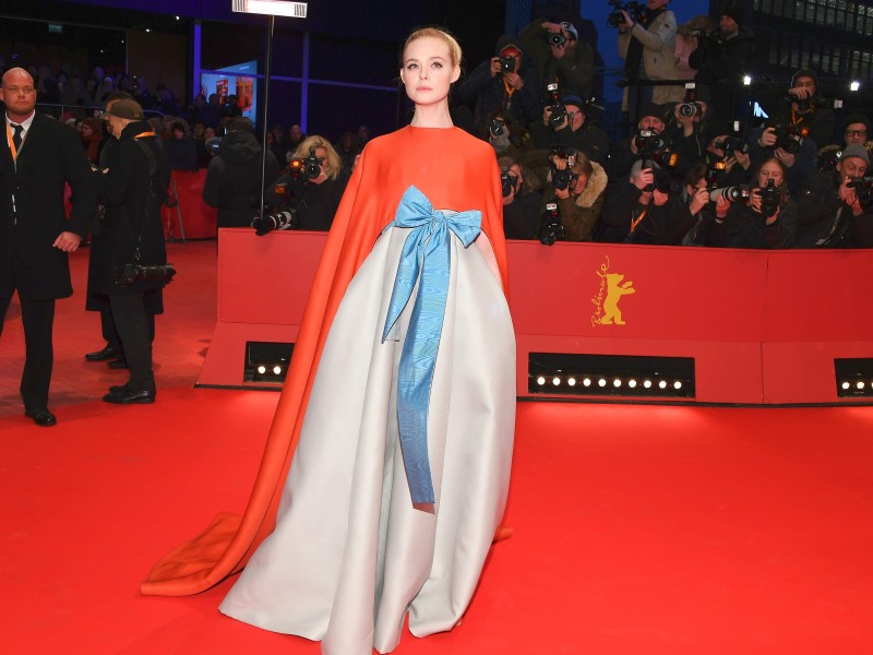 Elle Fanning in einem sehr opulenten Kleid.