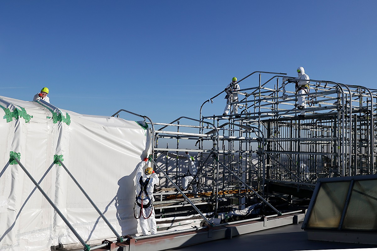 Die Farbe ist drauf, nun wird an den letzten Feinheiten des Industriedenkmals, dem Gasometer in Oberhausen, gearbeitet. 