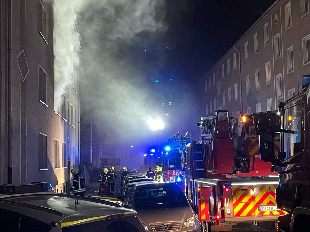 Man sieht es schon auf dem Foto: Zahlreiche Autos erschweren den Zugang der Rettungskräfte zur Brandwohnung.