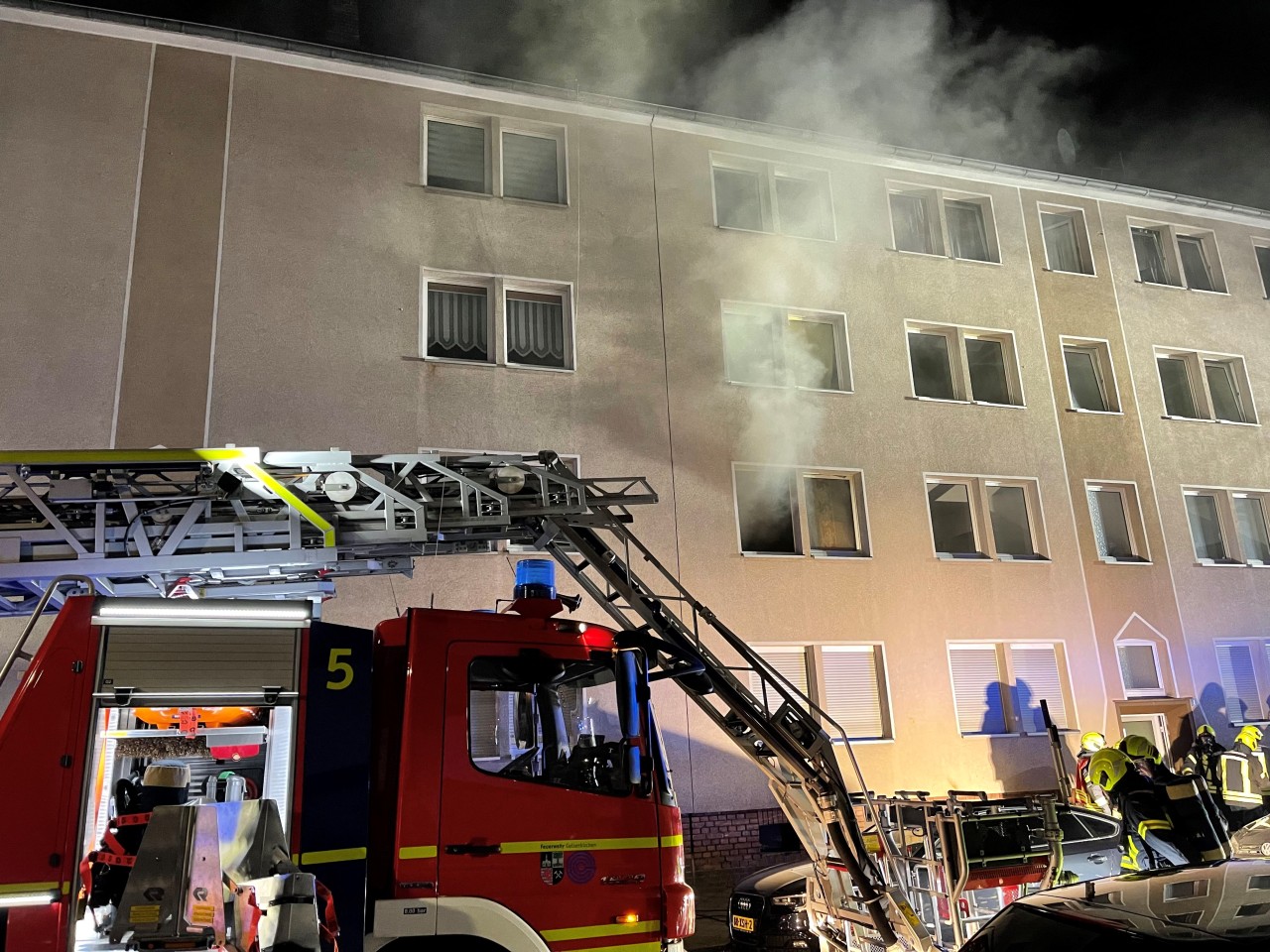 Die Feuerwehr Gelsenkirchen bei den Löscharbeiten in Schalke.