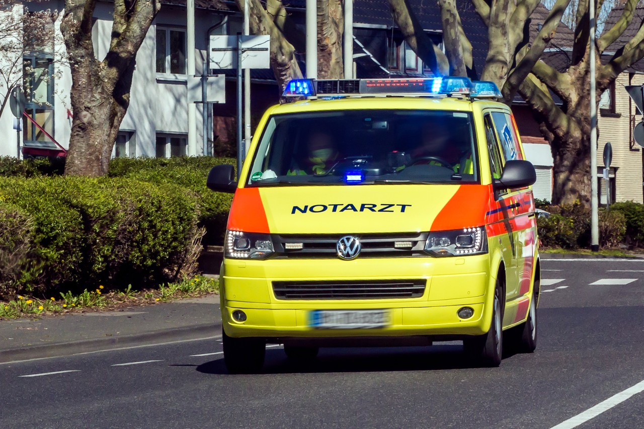  Gelsenkirchen: Ein schwer verletzter Mann musste von einem Notarzt ins Krankenhaus gebracht werden. (Symbolbild)