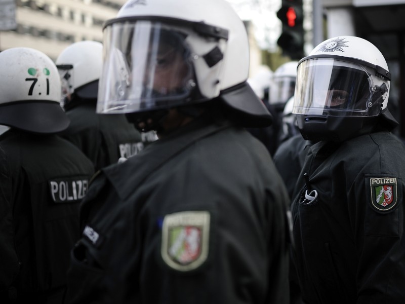 ... Angaben der Polizei ist ein Demonstrant verletzt worden. 17 Personen wurden festgenommen.

