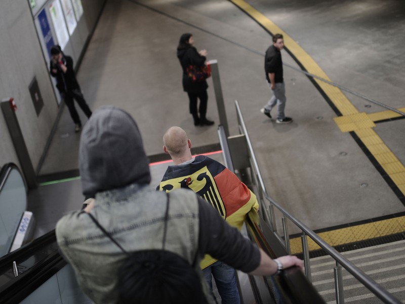 Bei einer Hooligan-Demo gegen Salafisten in Köln ist es zu schweren Ausschreitungen gekommen. 