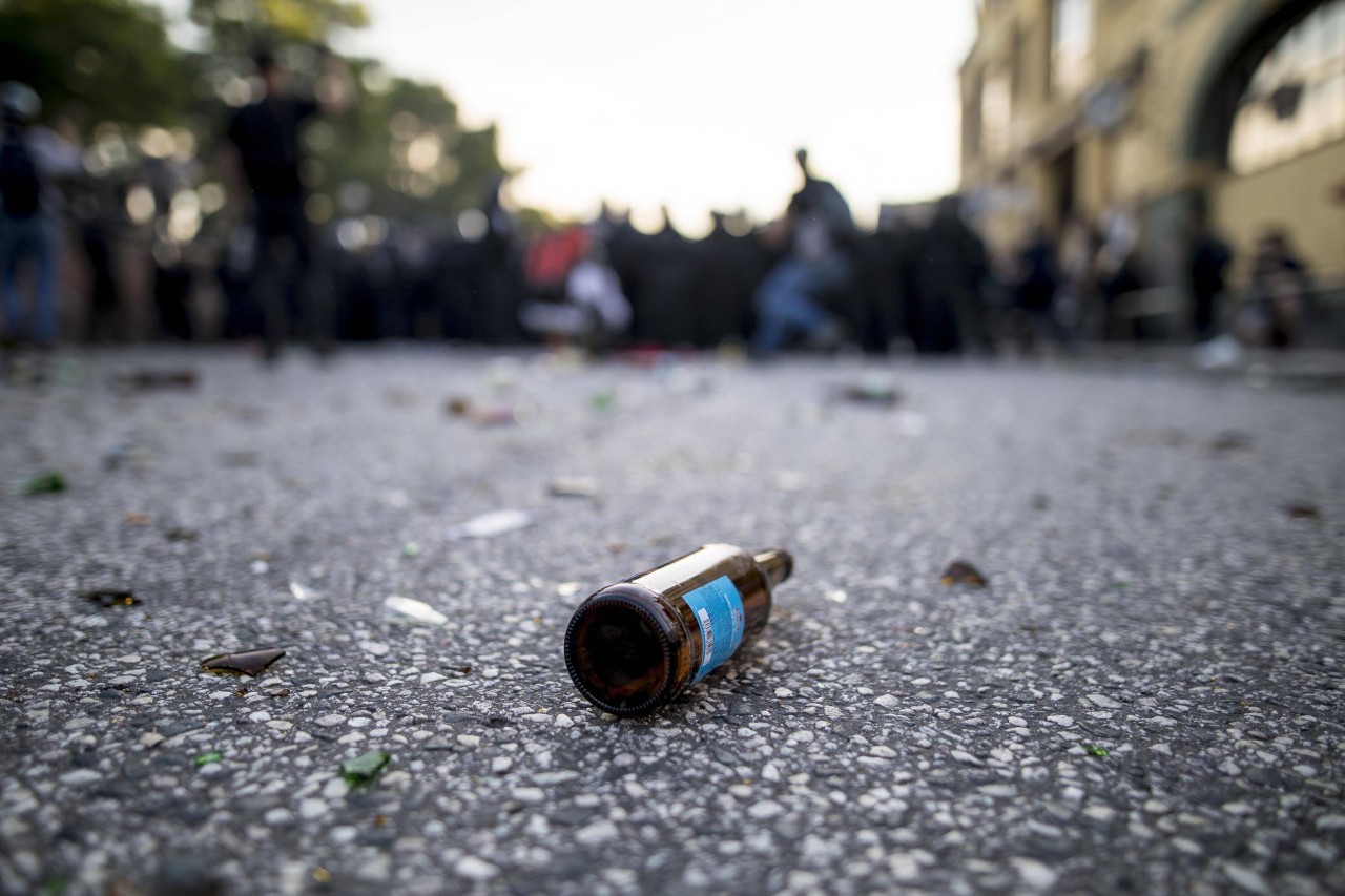 Ein Mann wurde mit einer Glasflasche verletzt. (Symbolbild)