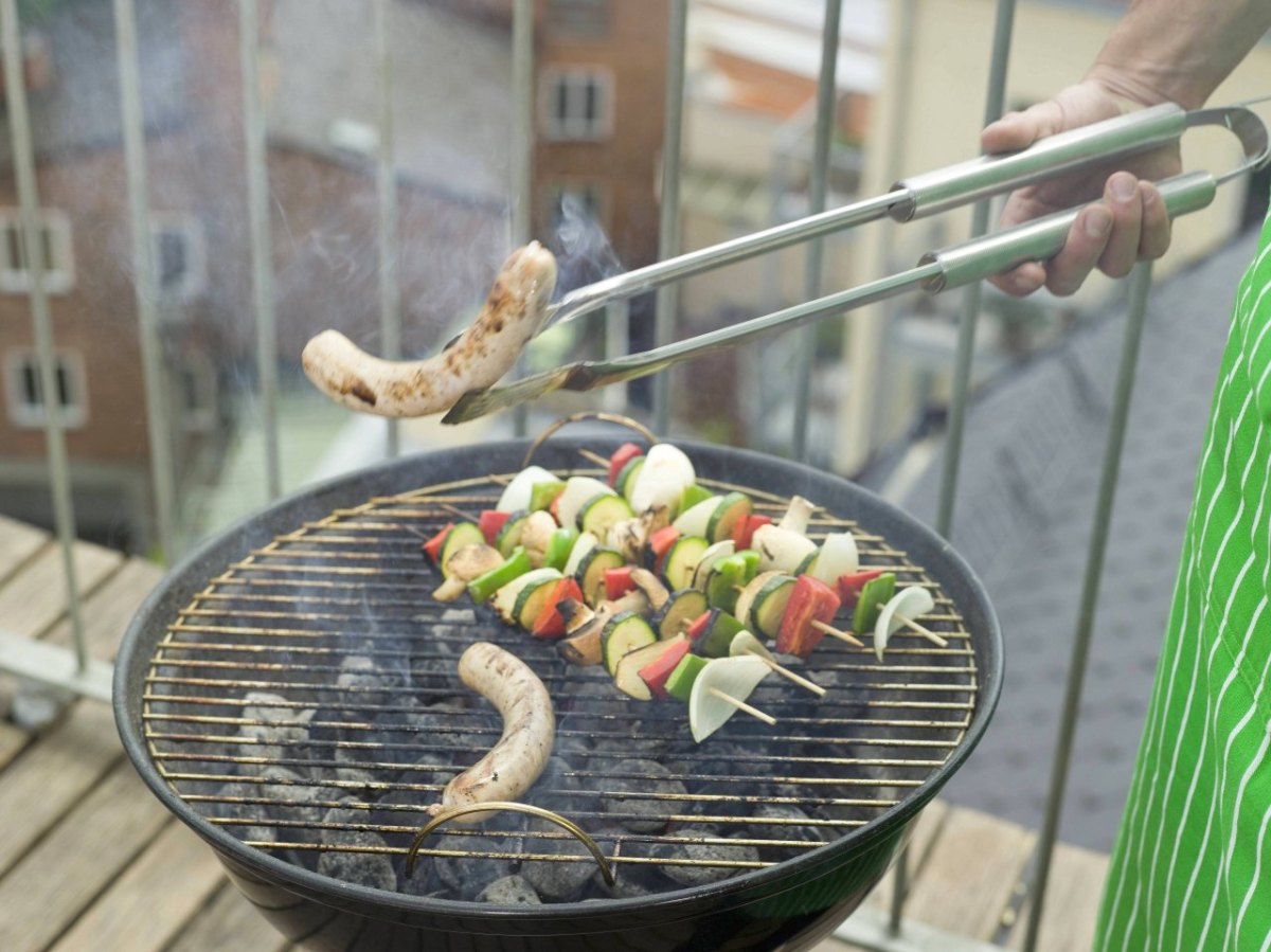 Grillen-Balkon-Würstchen-Gemüse-Grill.jpg