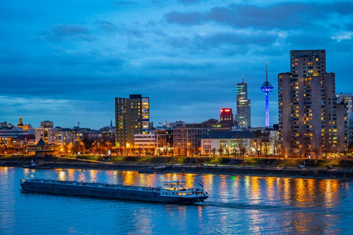 Ein Schiff auf dem Rhein bei Köln.