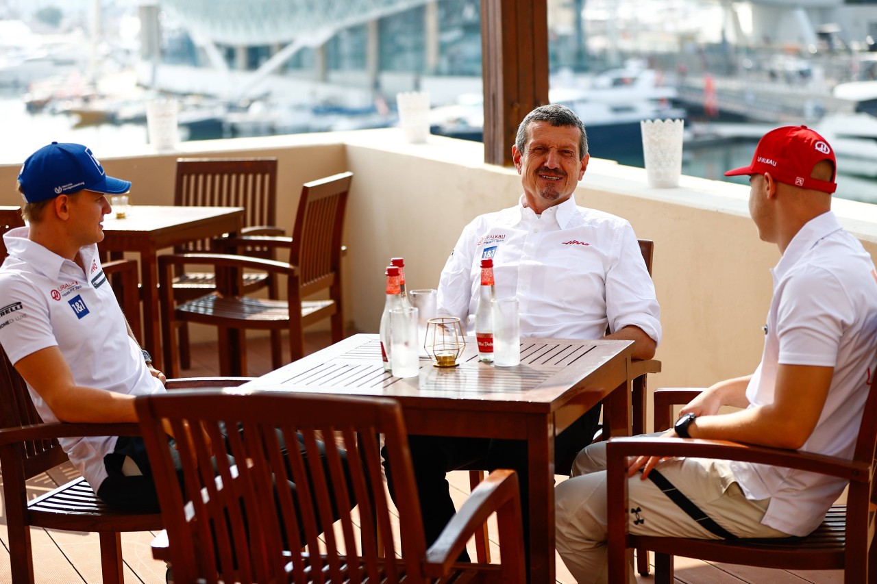 Günther Steiner mit seinen Fahrern Mick Schumacher (l.) und Nikita Mazepin (r.).