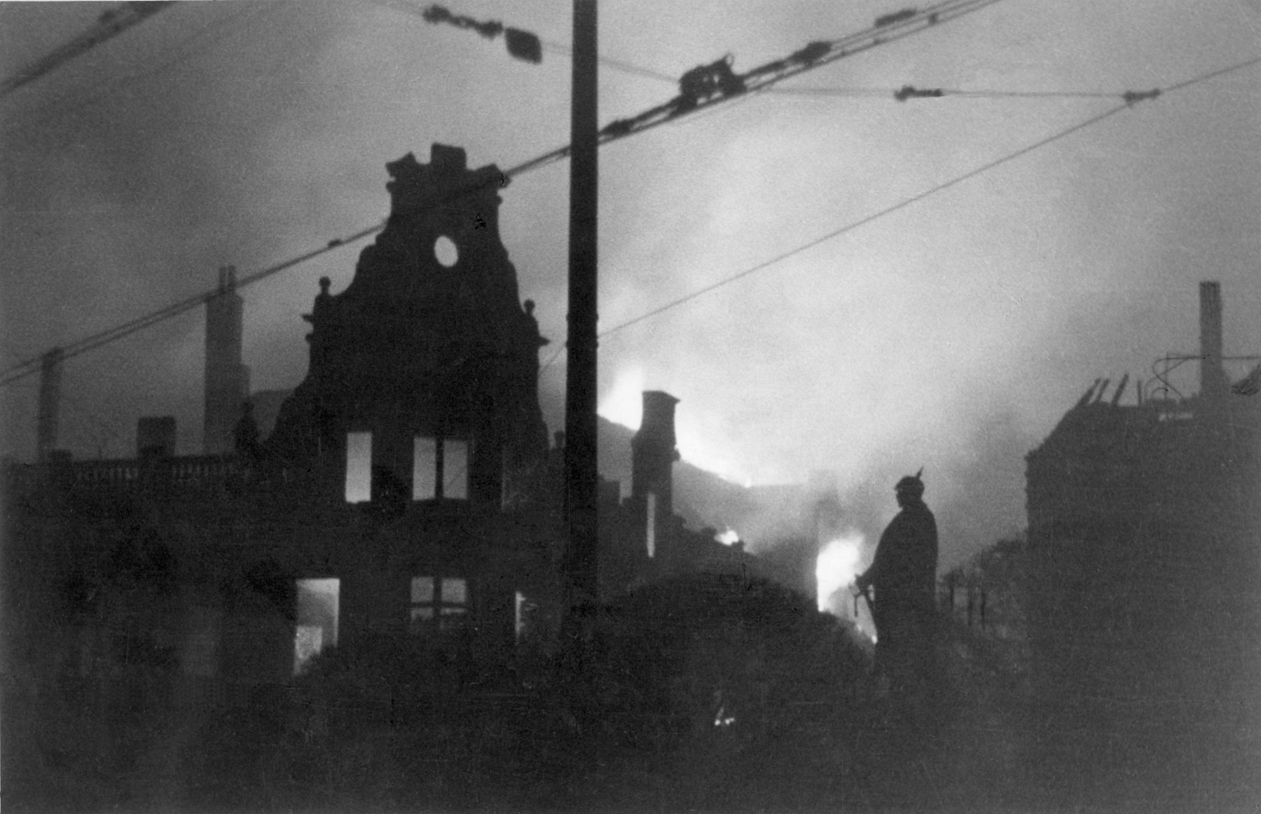 Der Bismarckplatz im Feuersturm 1943.
