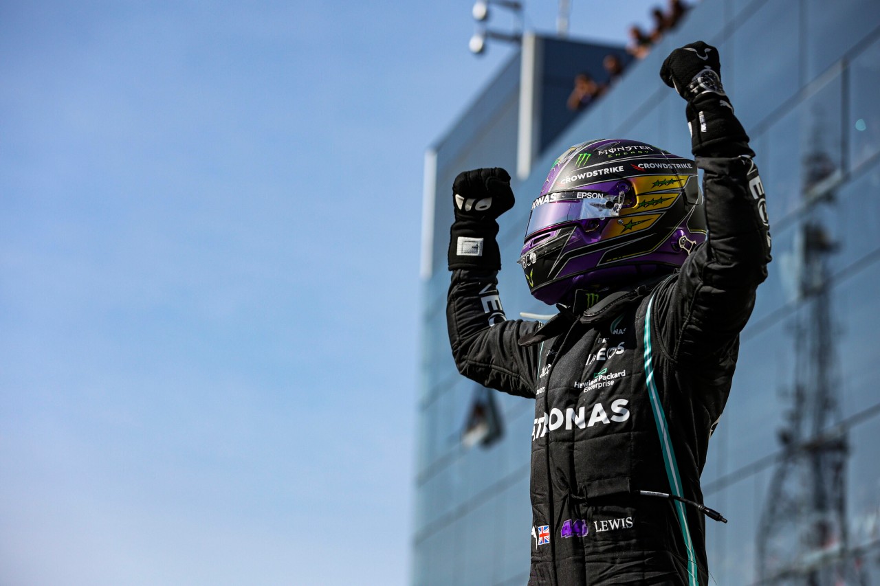 Hamilton triumphiert in Brasilien.