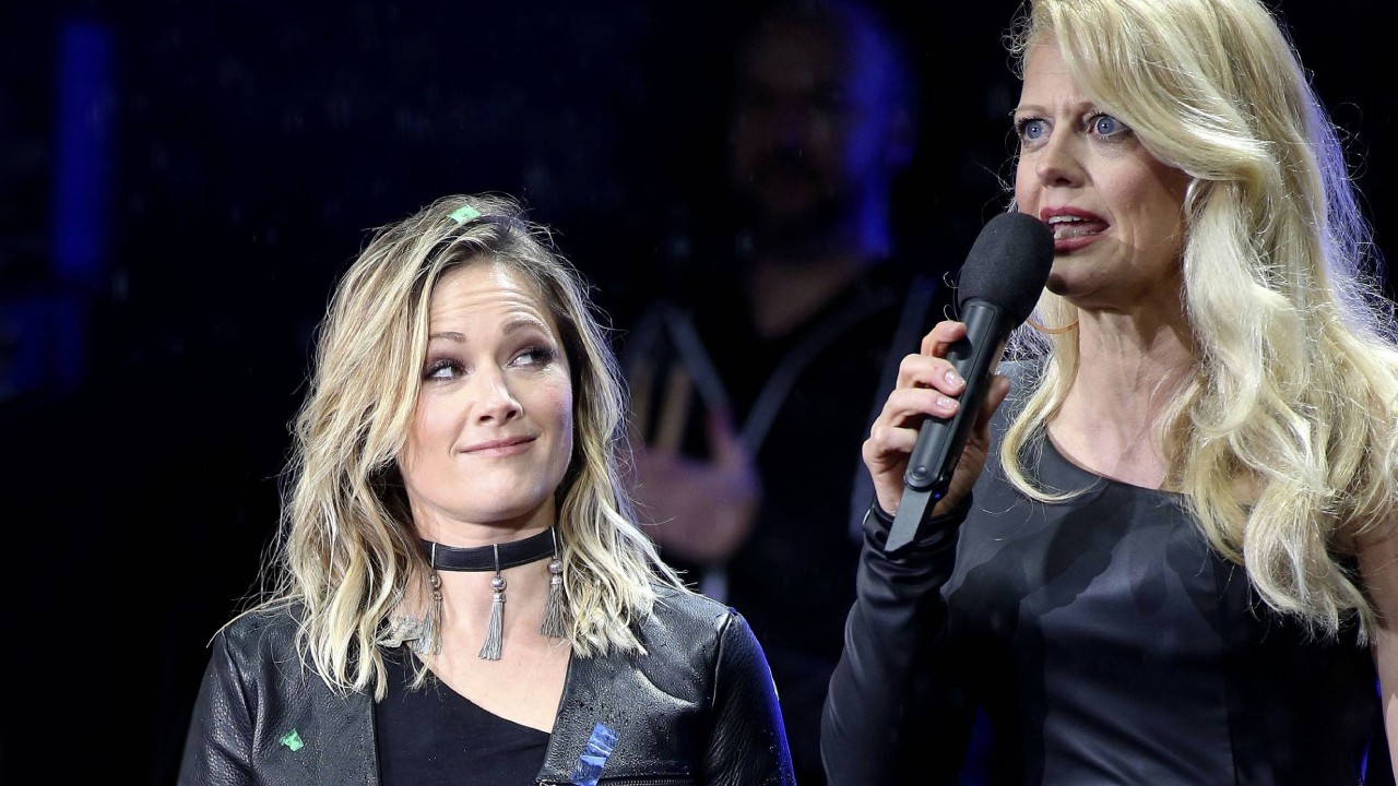 Barbara Schöneberger (r.) hat eine irre Theorie – sie ist sich sicher: Helene Fischer (l.) ist längst Mutter geworden.