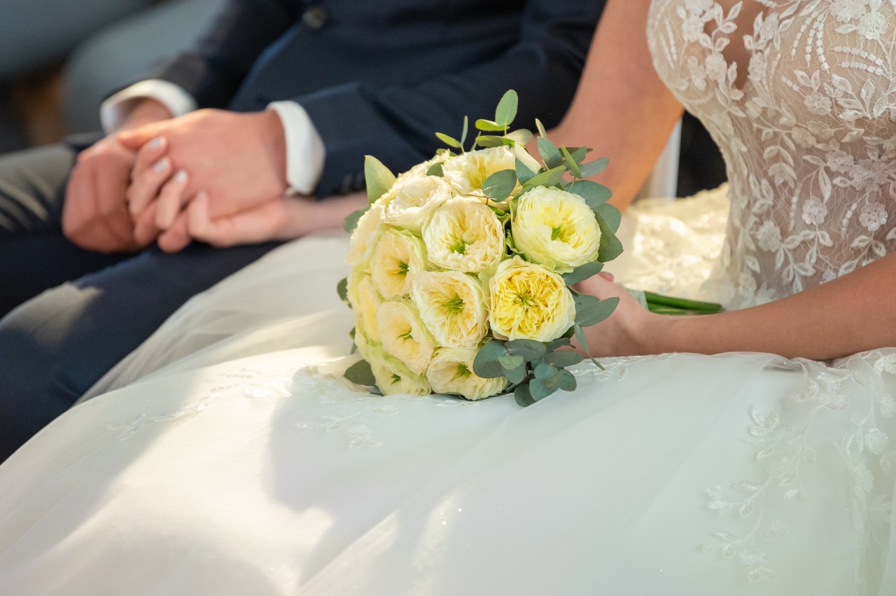 Während der Trauung seiner Schwester verteilte der Bruder einer Braut Einladungen zu seiner Hochzeit und sorgte damit für mächtig Chaos. (Symbolbild)