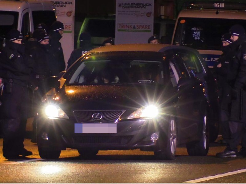 Hier kontrolliert die Polizei ein Auto mit spanischem Kennzeichen.