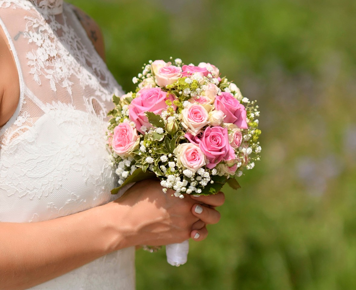 Eine Frau stellte einem Gast eine Rechnung, weil dieser ohne Absage bei ihrer Hochzeit fernblieb.