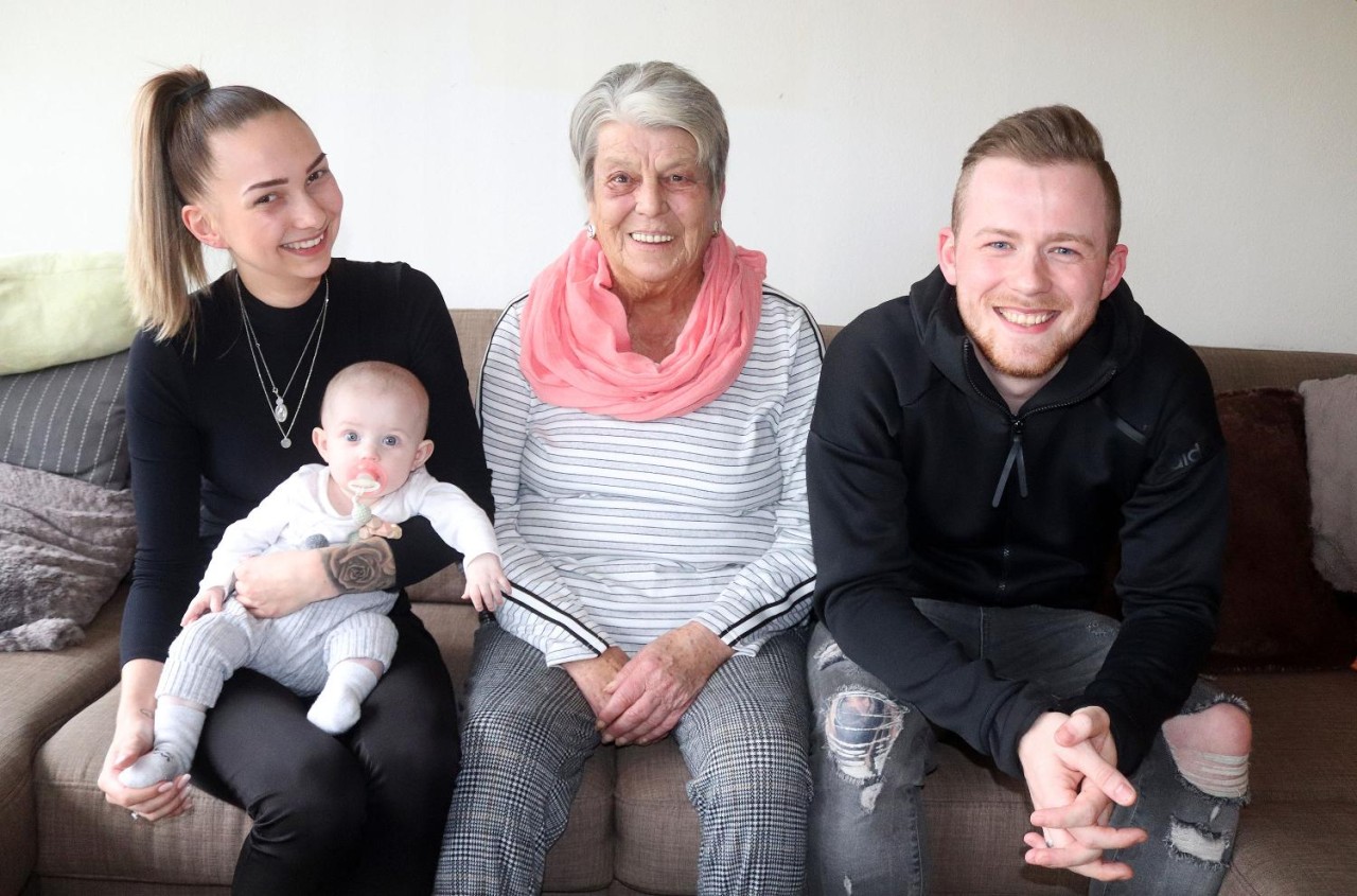 Braut Nadine Löffler (22) mit Tochter Mia (4 Monate), Inge Schönstetter (76) und Bräutigam Ludwig Löffler (24)