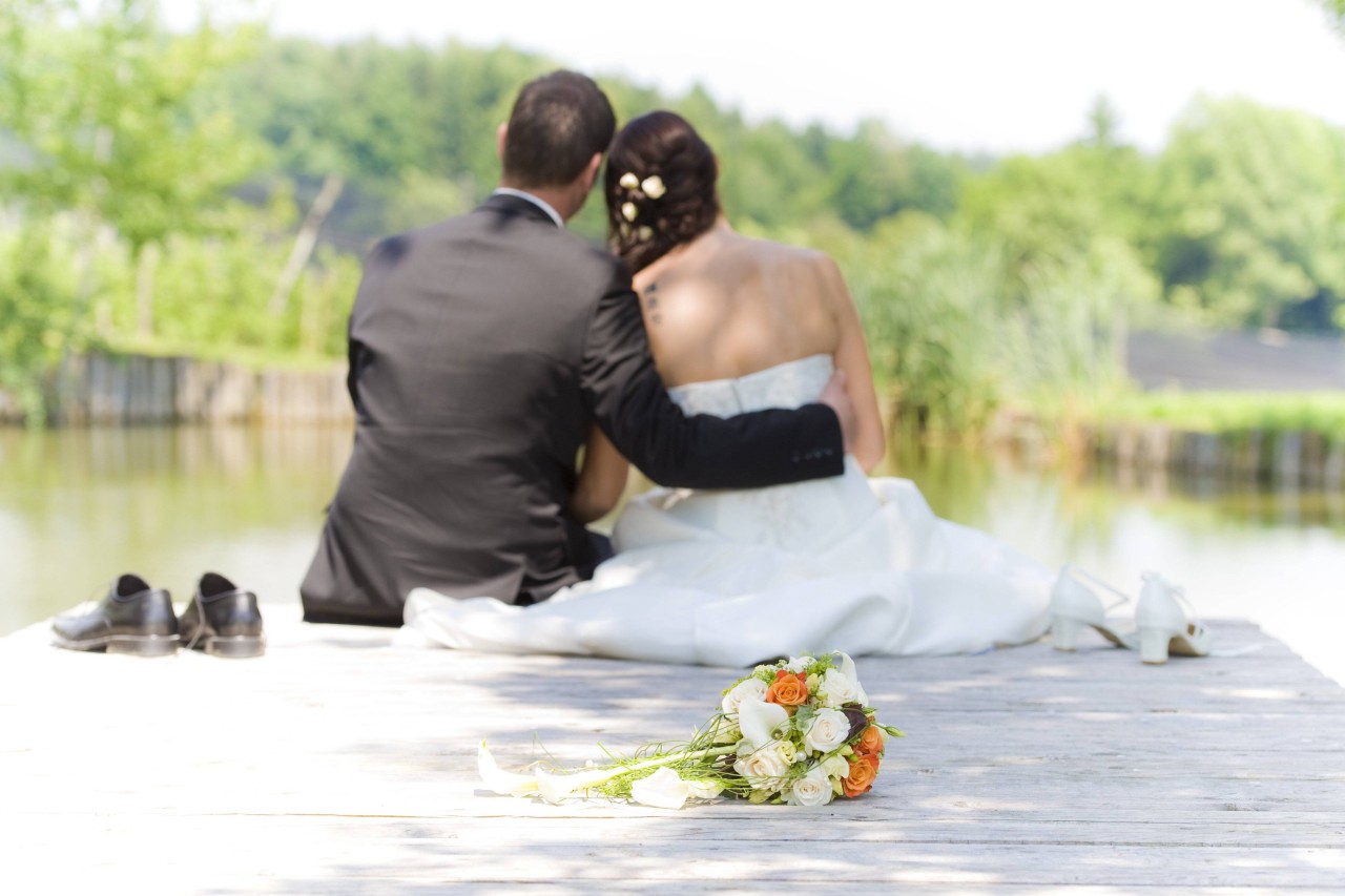 Bei ihrer Hochzeit hat ein Brautpaar mit ihrem lässigen Outfit eindeutig den Vogel abgeschossen. (Symbolbild)