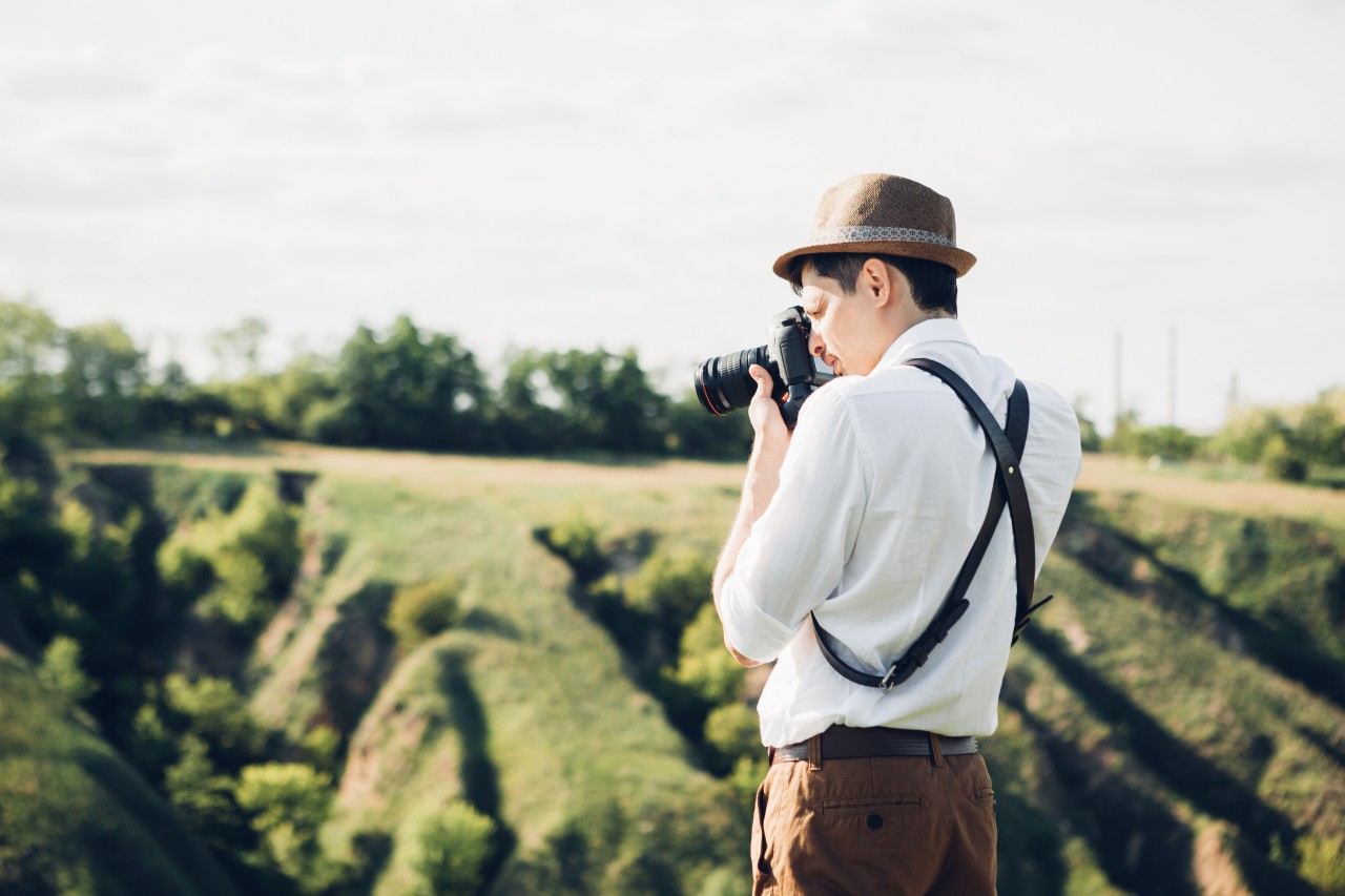 Hochzeit: Ein Fotograf steckt sich das Bild für die Hochzeitsfotos ein, doch das Ehepaar bekommt die Bilder nie zu sehen. (Symbolbild)