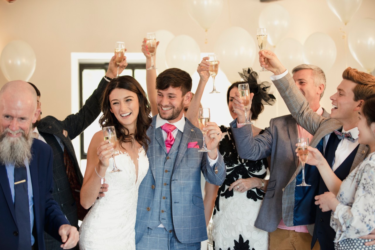 Hochzeit: Mit einem besonders fiesen Geschenk erlaubten sich die Freunde eines Bräutigams einen bösen Spaß mit der Braut. (Symbolbild)