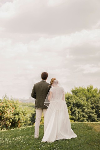 Hochzeit: Eine Braut ist von ihrem Kleid enttäuscht. (Symbolbild)