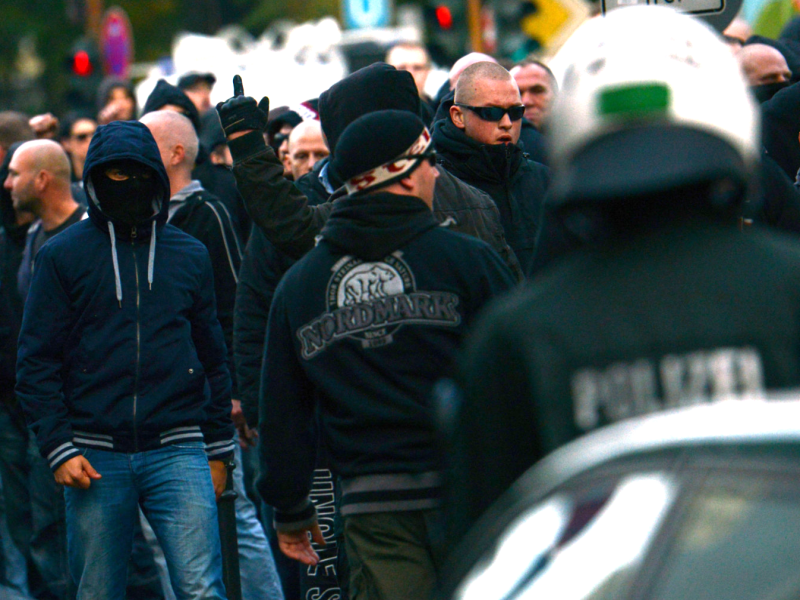 Bei einer Hooligan-Demo gegen Salafisten in Köln ist es zu schweren Ausschreitungen gekommen. 